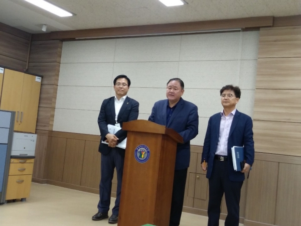 충북도교육청 이건영 기획국장이 30일 '2019년 제1회 추가경정예산안'에 대해 설명하고 있다.