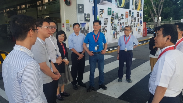 김종대 의원등 방문단은 P&W 시설 방문 중 아시아나 소속 직원들과 만났다. 당시 아시아나 직원들은 자사 항공기 정비를 위해 P&W를 방문했다. (사진제공 : 김종대 의원실)