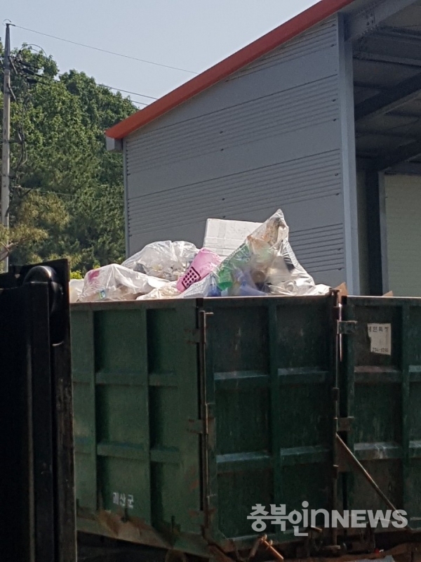 괴산 생활자원순환센터에서 소각용으로 분류한 폐기물 컨테이너. 이곳에는 뜯겨지지 않은 재활용폐기물이 그대로 쌓여 있다.
