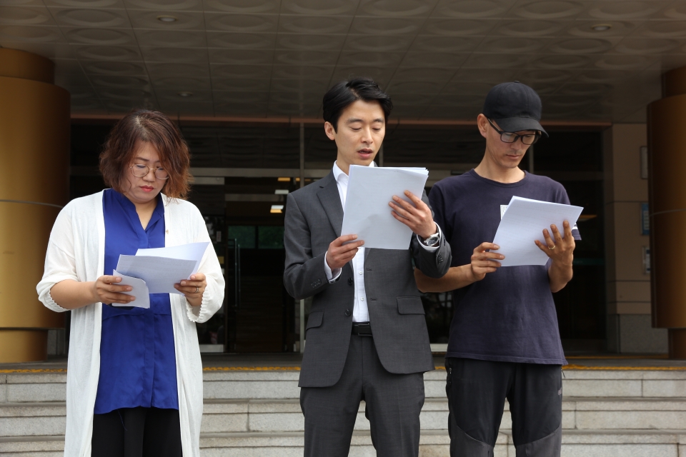 가경초등학교 지키기 비상대책위원회 김규진 위원장이 12일 충북도교육청 앞에서 기자회견을 열고 있다.