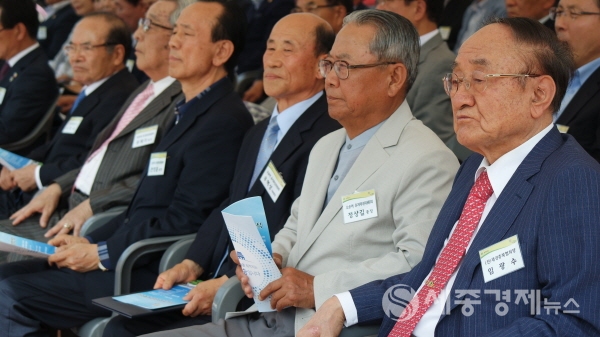 2016년 오송역 개통식에 참석한 임광수 전 충북협회장(오른쪽 첫번째)
