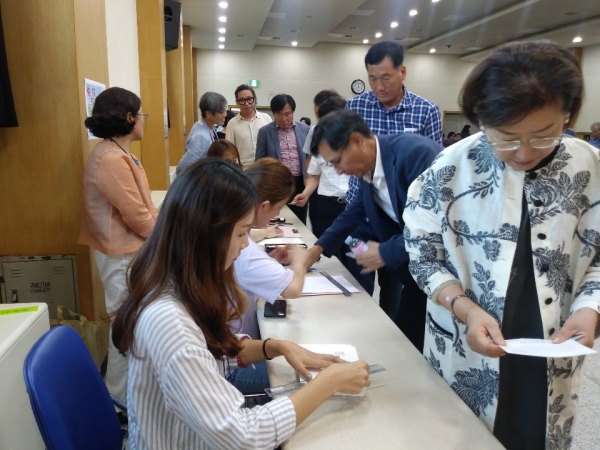 청주문화원 차기원장 선출 선거에서 문화원 회원들이 투표를 하고 있다. 이날 선거에는 선거인 191명 가운데 180명이 투표에 참여했다.