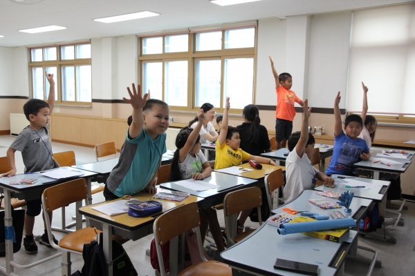 봉명초등학교 1, 2학년에 재학 중인 고려인 아이들 10여명이 모여 한글공부를 하고 있다.
