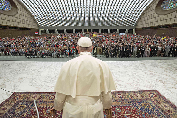 군중대회에 참석한 프란치스코 교황이 참석자들에게 강복을 주고 있다. (사진제공=꽃동네)