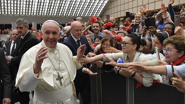 프란치스코 교황이 군중대회 참가자들에게 강복을 주고 있다. (사진제공=꽃동네)