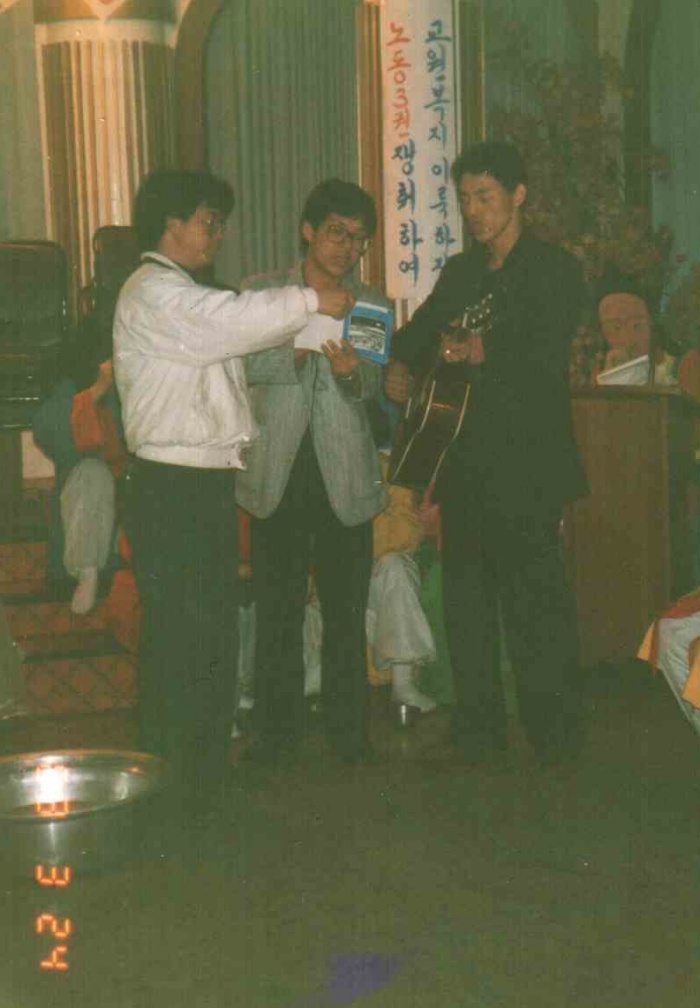 강성호 교사 구명운동에 나섰던 과거 김성장 씨. (오른쪽) © 강성호