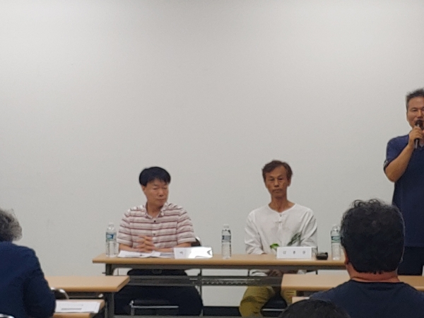 22일 열린 ‘KT 반인권적 강제퇴출 충북지역 피해자 증언대회’에 참석한 박종애(왼쪽), 김홍문 증언자들.
