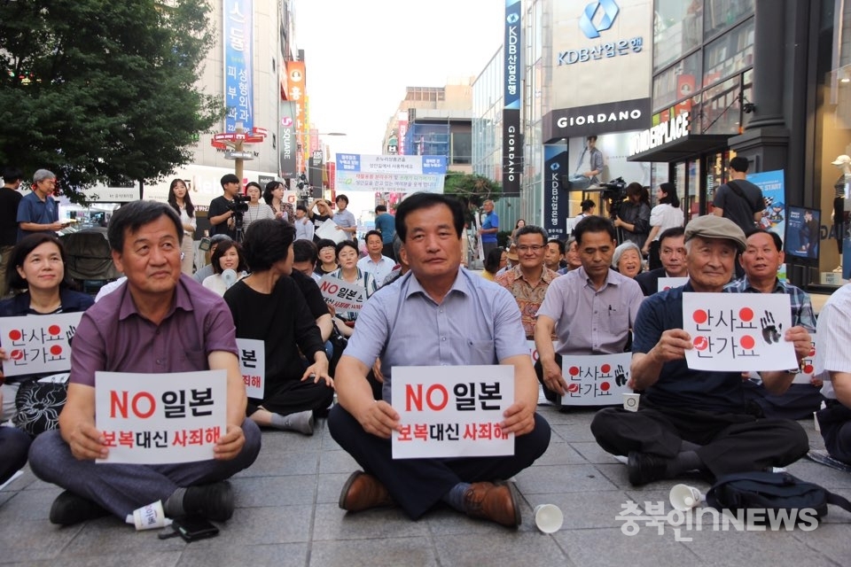 26일 광복회충북도지부 장기영 지부장(사진 앞줄 가운데)은 성명을 통해 우리 군이 시행하는 독도방어훈련에 대해 지지의 뜻을 밝혔다.