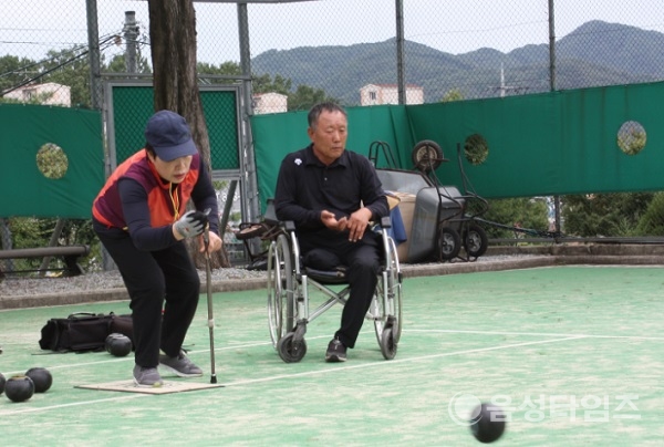 제5회 음성군 장애인 체육대회에 참가한 선수가 론볼 경기를 하고 있다. (사진제공=음성타임즈)