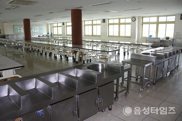 텅 비어 있는 음성군 관내 모초등학교 급식소. (사진제공=음성타임즈)