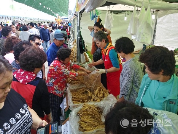 전국 각지에서 축제현장을 찾은 소비자들이 음성인삼을 구매하고 있다. (사진제공=음성타임즈)