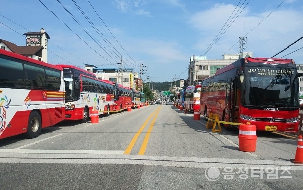 서울, 수도권, 청주 등에서 초청된 소비자들이 타고 온 대형버스가 행사장 인근에 길게 늘어서 있다. (사진제공=음성타임즈)
