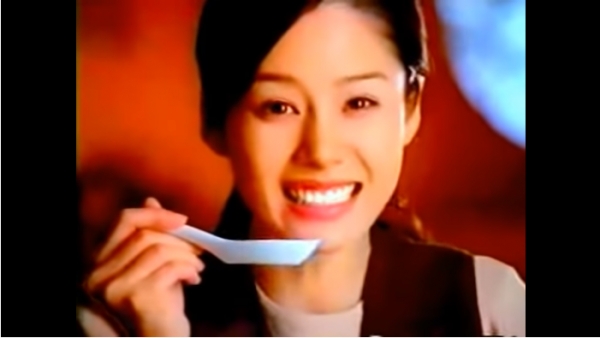 1997년 농심 생생우동CF. 연기자 김현주는 이 광고에서 국물을 떠 먹은 후 "국물이~ 끝내줘요"라는 멘트를 해 유행어를 만들었다 ⓒ유튜브 캡쳐