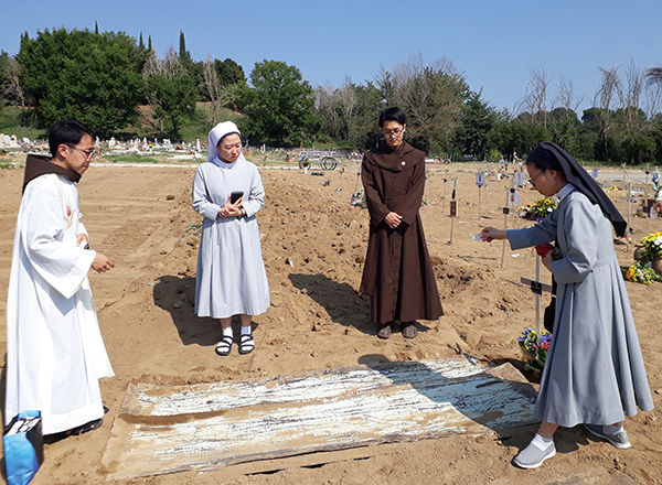 故 요크 씨 묘소 앞에서 기도를 올리고 있는 꽃동네 수도자들.
