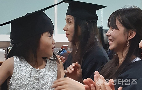 지난 9월 7일 음성군건강가정다문화가족지원센터 금왕분소에서 열린 다문화엄마학교 1기 졸업식에 참석한 졸업생이 딸에게 학사모를 씌워주고 있다. (사진제공=음성타임즈)