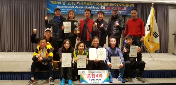 제주에서 열린 국무총리기 국제생활체육구간마라톤대회에서 4위 입상한 충북선수단.