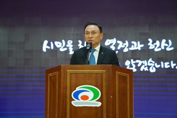 대법원 확정 판결로 시장직을 상실한 구본영 전 천안시장이 14일 이임사를 하고 있다.