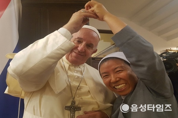 (재)예수의꽃동네유지재단 상임이사 윤시몬 수녀와 교황. (사진제공=꽃동네)