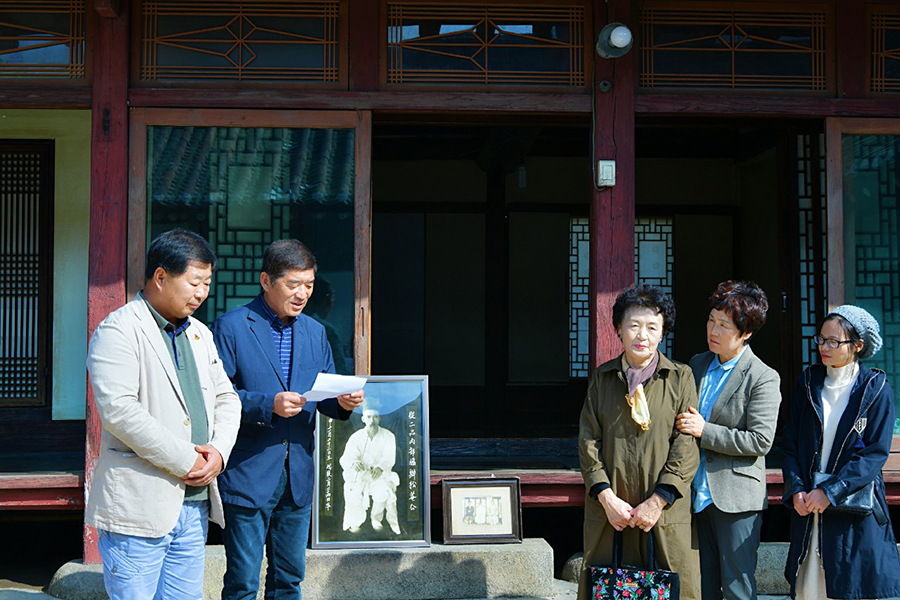 부강 ‘김재식 고택’의 유물 기탁식을 진행하는 백 대표와 이규상 관장(사진 왼쪽 두번째)