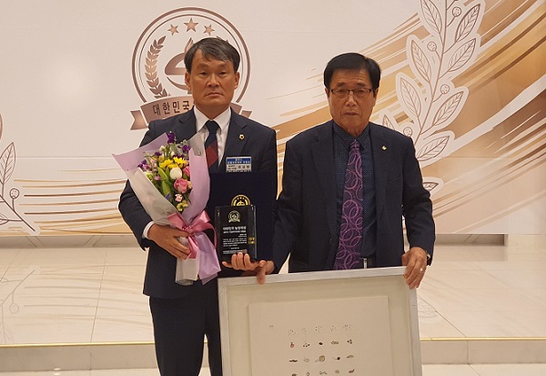 (왼쪽) 최우수 지방자치의원상을 수상한 이상정 의원. (사진제공=충북도의회)
