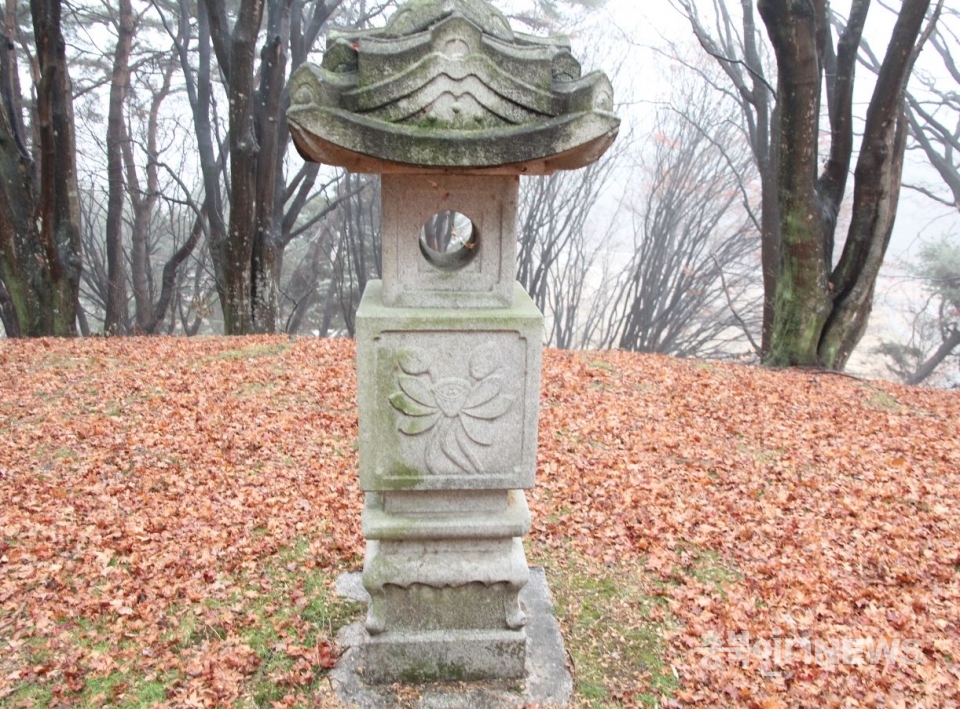 안유풍의 묘에 설치된 석등. 백제유물전시관 한영희 학예사는 이곳에 설치된 석등은 전형적인 일본 양식이라고 설명했다.