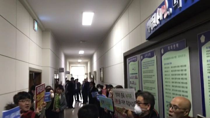 청주 구룡산살리기시민대책위원회와 충북시민사회단체연대회의는 20일 기자회견을 연데 이어 본회의장 앞에서도 피켓 항의 시위를 벌였다