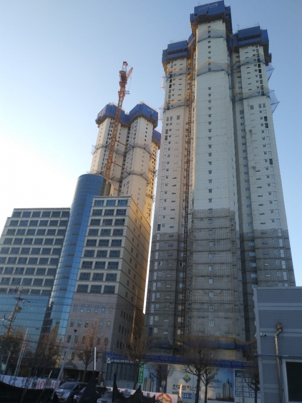 2020년말 완공예정인 청주시청옆 49층 아파트 건립 현장.
