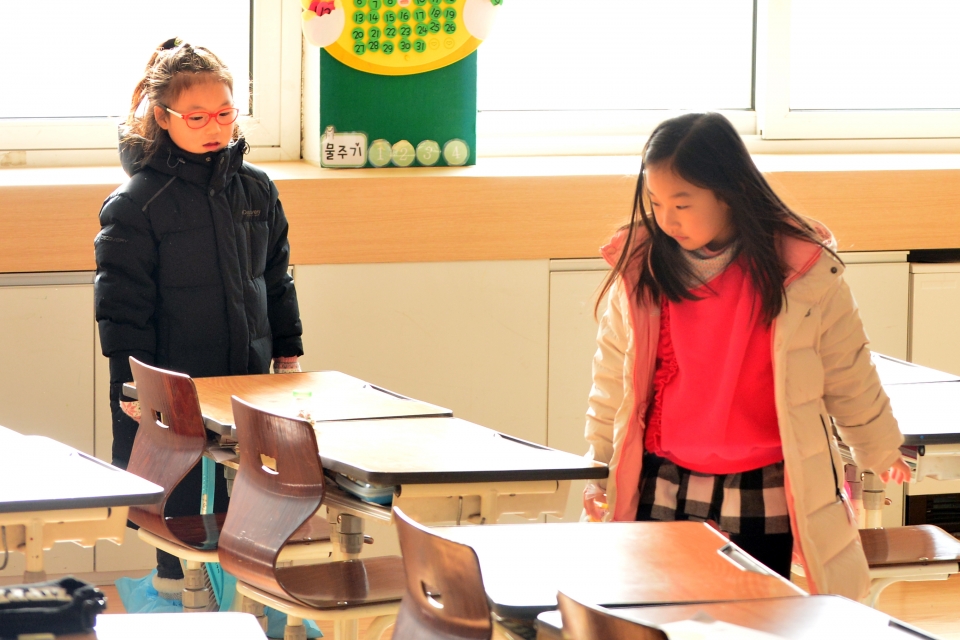 지난해 청주 봉정초등학교를 찾은 신입생 1학년 교실을 둘러보고 있다. (사진 뉴시스)