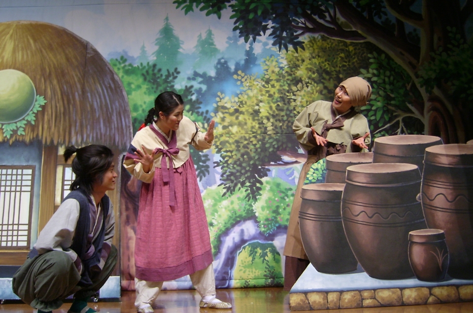 국립청주박물관은 27일 전래동화 ‘해님 달님’을 각색한 전통극 ‘떡 하나 주면 안 잡아먹지’를 공연한다.(사진 국립청주박물관 제공)