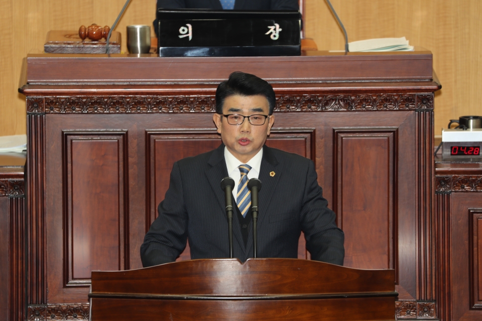 충북도의회 정책복지위원회 최경천 의원이  21일 제378회 2차 본회의에서 5분 발언을 하고 있다.