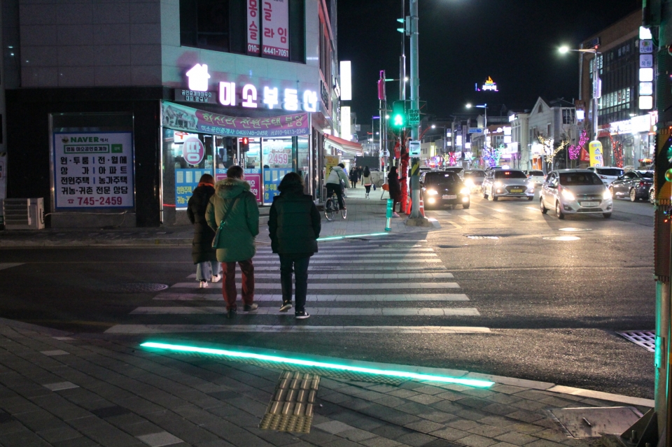 영동군이 설치한 영동읍 현대쇼핑 앞 'LED 바닥형 보행보조신호등'(사진 영동군청 제공)