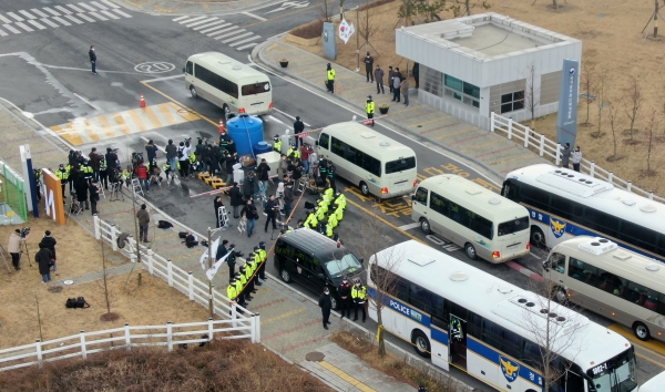 중국 우한에서 31일 귀국한 150여명의 교민들을 태운 버스가 입구에서 소독을 마친 뒤 임시생활시설인 충북 진천군 국가공무원인재개발원으로 들어서고 있다. ⓒ 뉴시스