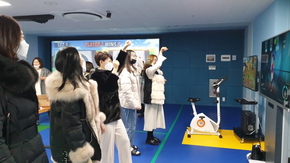 진천상신초등학교에 하이브리드형 가상현실(VR) 융합교실이 구축됐다. 사진은 교직원들이 체험하는 모습(사진 진천교육지원청 제공)