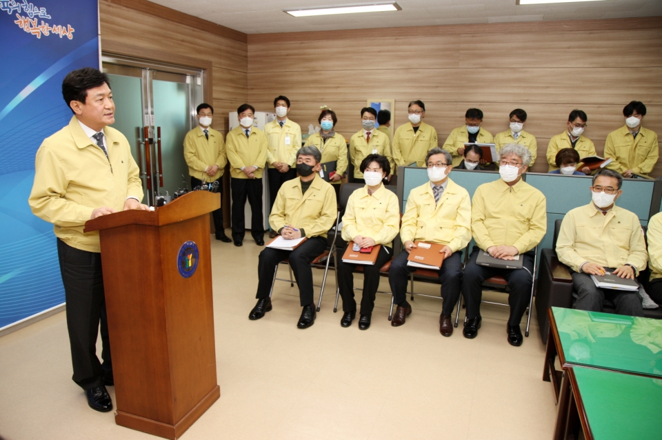 김병우 충북도교육감이 24일 코로나19 확산과 관련해 도교육청에서 기자회견을 하고 있다.(사진 충북도교육청)