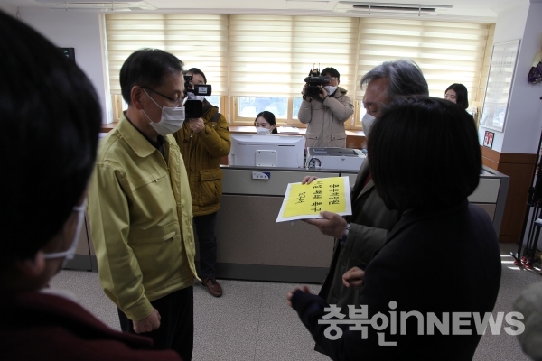 남기현 충북참여자치시민연대 공동대표가 청주시장실에 요구서를 전달하고 있다. ⓒ 김다솜 기자