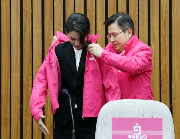 황교안 미래통합당 대표가 김수민 의원에게 정당 소속 자켓을 입혀주고 있다. ⓒ 뉴시스