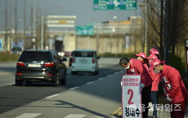 3일 충북혁신도시에서 출근길 아침 인사를 하고 있는 경대수 후보.(사진=경대수 후보 선거캠프)