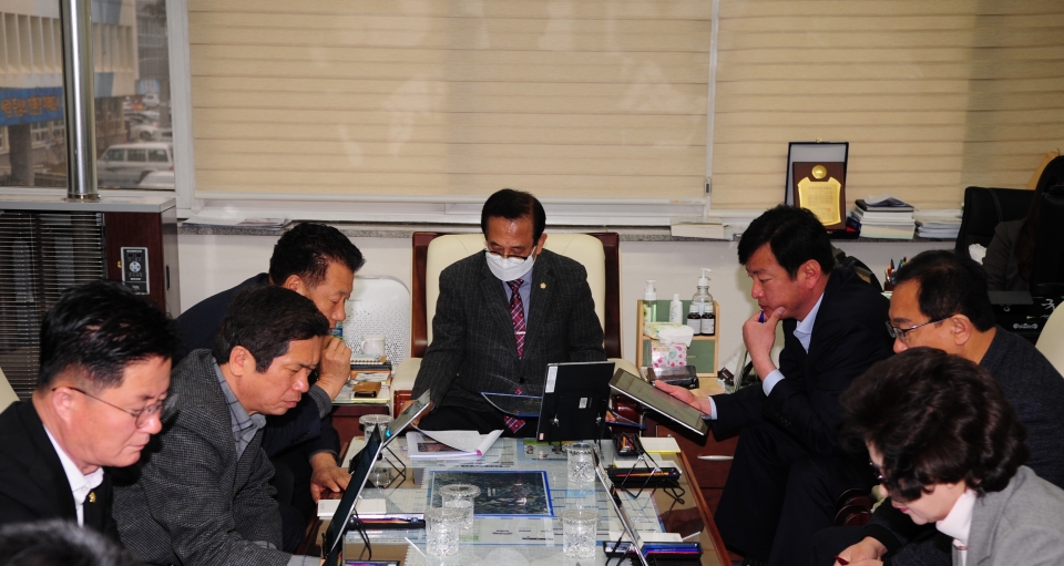 진천군의회에 따르면 8일 열린 의원간담회에서 해외연수 예산 4450만원을 전액 반납하기로 결정했다.