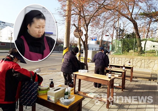 인천 부평역 노숙인들을 위한 꽃동네 무료급식 모습. (사진 원내는 이태은 야고보 수녀)