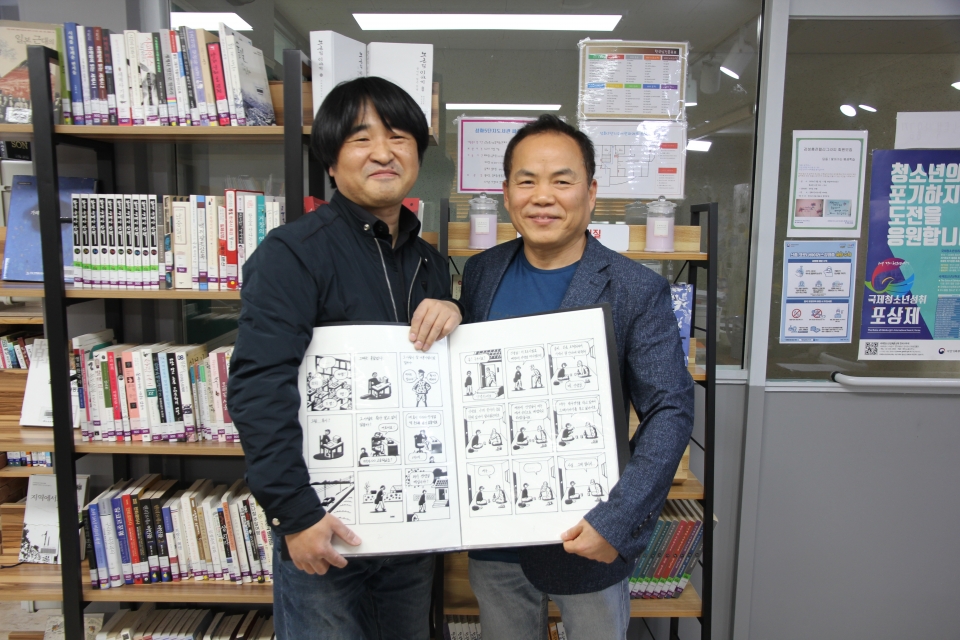 박건웅 작가(왼쪽)와 충북역사문화연대 박만순 대표(오른쪽)가 기념촬영을 하고 있다.