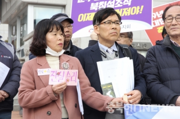 강 씨와 그의 아내가 재심 결정을 앞두고 기자회견을 하는 모습 ⓒ 충북인뉴스