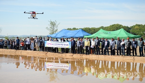지난 8일, 음성군은 쌀 생산비 절감을 위한 ‘드론 이용 벼 직파재배 연시회’를 농업인과 관계 공무원 등 70여 명이 참여한 가운데 대소면 오산리 일원에서 개최했다.