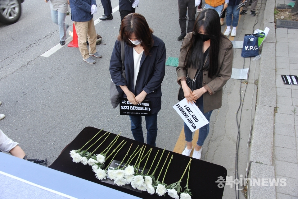 이재학 PD를 기리기 위해 시민들이 놓은 국화꽃이 단상 위에 하나 둘씩 쌓여갔다. ⓒ 김다솜 기자