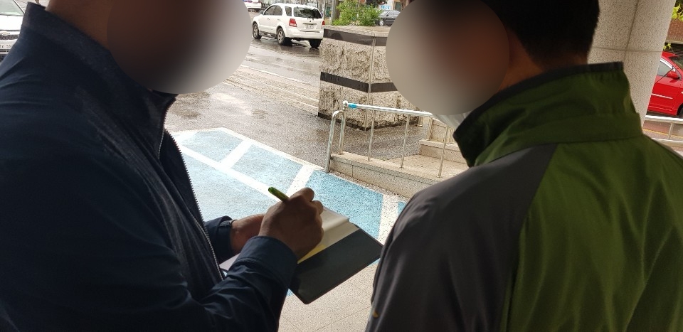 5월 15일 서명부 열람 첫날, 보은군 선관위 앞에서 열람인들이 수첩에 무언가를 적어가며 대화를 하고 있다(사진 제보자 제공)