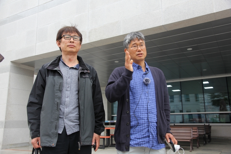 정상혁보은군수주민소환운동본부 홍승면 집행위원장이 지난 15일 청주지방법원 앞에서 주민소환 철회 기자회견을 하고 있다.