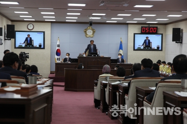 하재성 의장이 전자투표 기록 표결로 결정을 내리고 있다. © 김다솜 기자