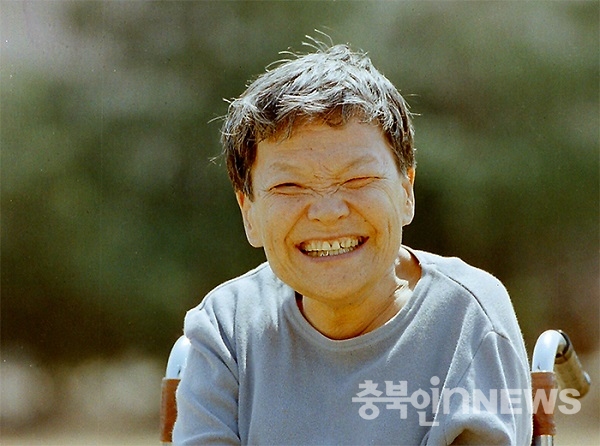 생전에 활짝 웃고 있는 김인자 할머니. (사진=꽃동네)