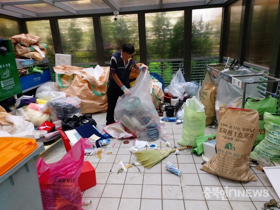 청주시가 환경부 지침을 이유로 공동주택 비닐과 플라스틱 재활용품에 대한 공공수거를 거부하고 있는 가운데 경기도 소속 기초자치단체 대부분이 공공수거를 시행하는 것으로 나타났다.