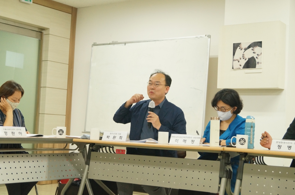 박완희 청주시의회 의원이 민간위탁제도의 문제점에 대해 발언을 하고 있다.