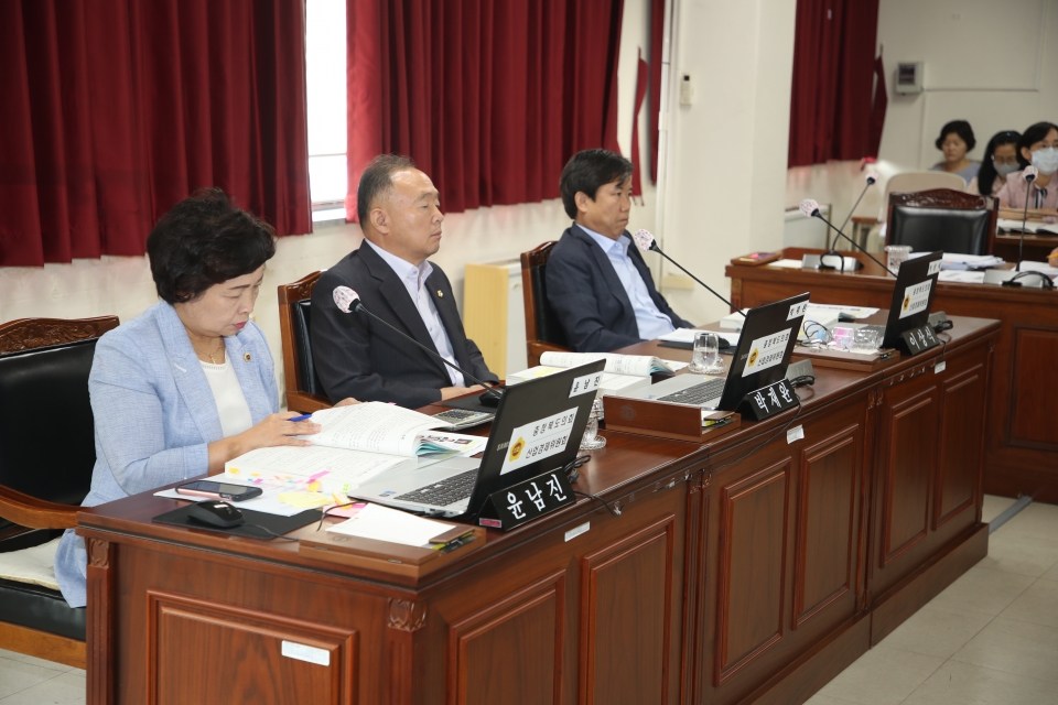 충북도의회 산업경제위원회에 참가한 박재완 도의원(가운데) ⓒ 충북도의회